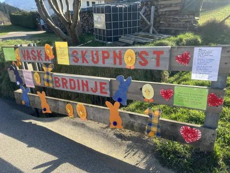 Velikonočna dekoracija ob cesti na Brdinjah (11)